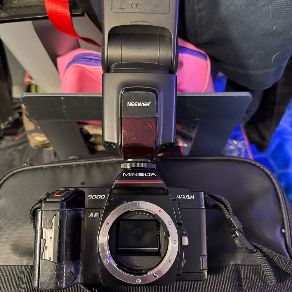 Minolta Maxxum 5000 Camera with Neewer Flash - Black